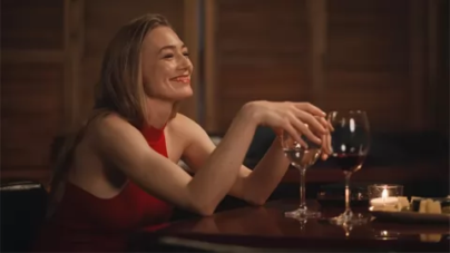 РћРєСЃР°РЅР° РђРєРёРЅСЊС€РёРЅР° СЃС‹РіСЂР°Р»Р° Р°Р»РєРѕРіРѕР»РёС‡РєСѓ РІ С‚СЂРµР№Р»РµСЂРµ СЃРµСЂРёР°Р»Р° РќРµРІРµСЂРЅС‹Рµ